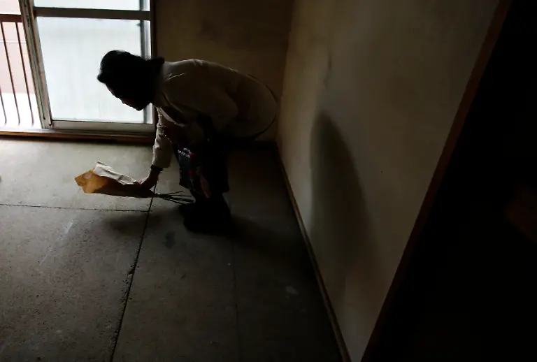 2015-04-01T070358Z-1568849299-LM2EB3V0RKQ01-RTRMADP-3-JAPAN-LONELYDEATHS-WIDERIMAGE-JPG8180227249978785938