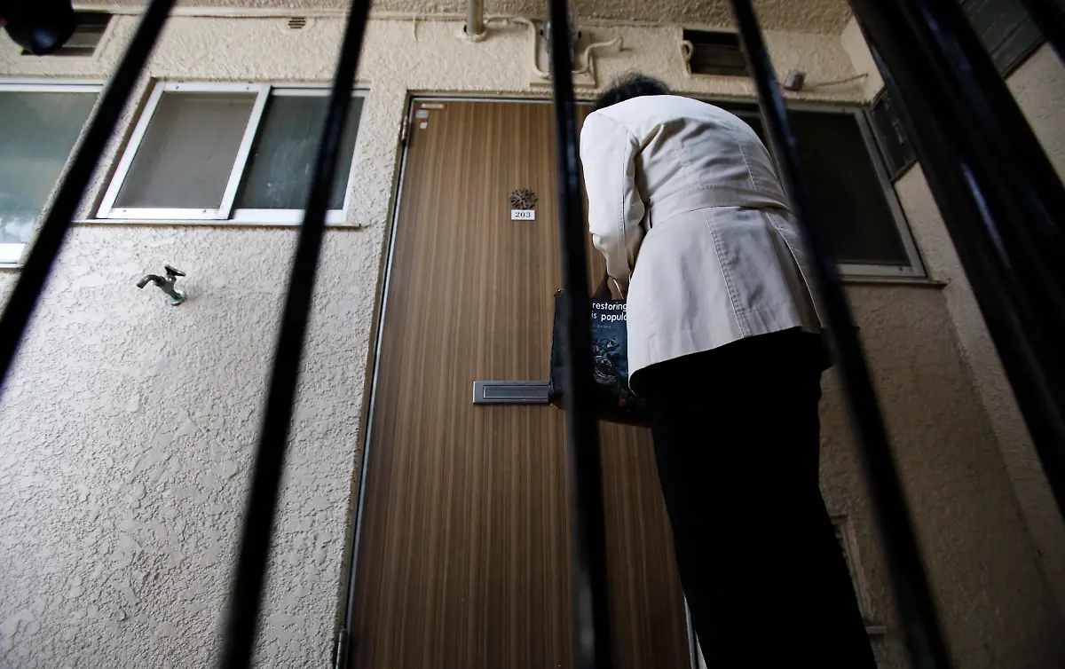 2015-04-01T070419Z-217528271-LM2EB3V0RKU01-RTRMADP-3-JAPAN-LONELYDEATHS-WIDERIMAGE-JPG5779269478597080369