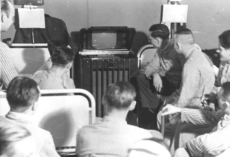 Bundesarchiv-Bild-146-2006-0196-Fernsehen-im-Lazarett1942