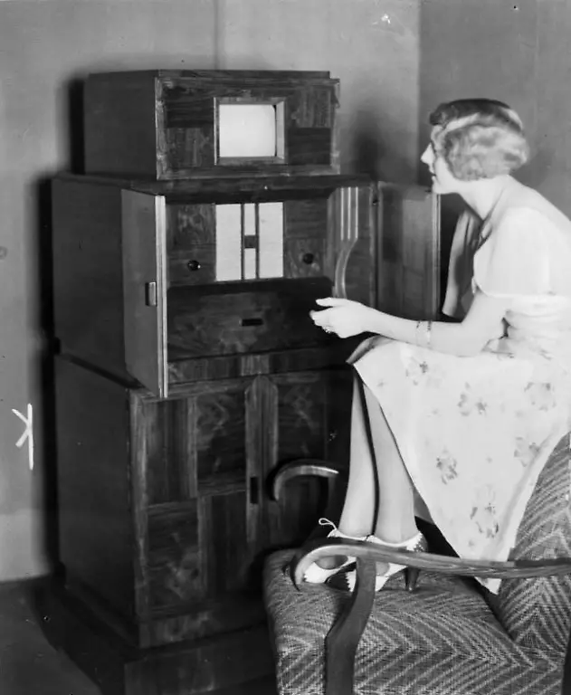 Bundesarchiv-Bild-183-R26738-Kombinierter-Fernseh-und-Rundfunkempfaenger