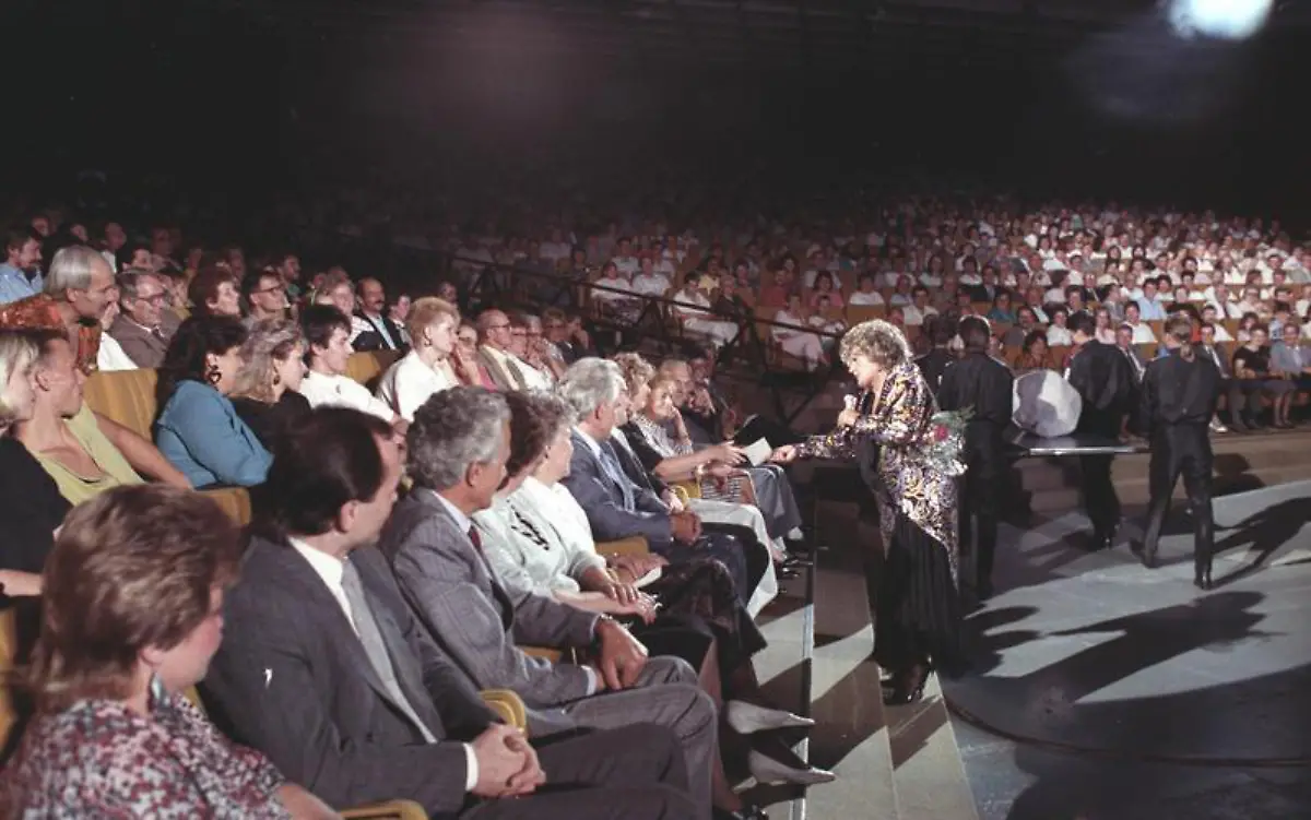 Bundesarchiv-Bild-183-1989-1101-414-Berlin-Helga-Hahnemann-im-Kessel-Buntes