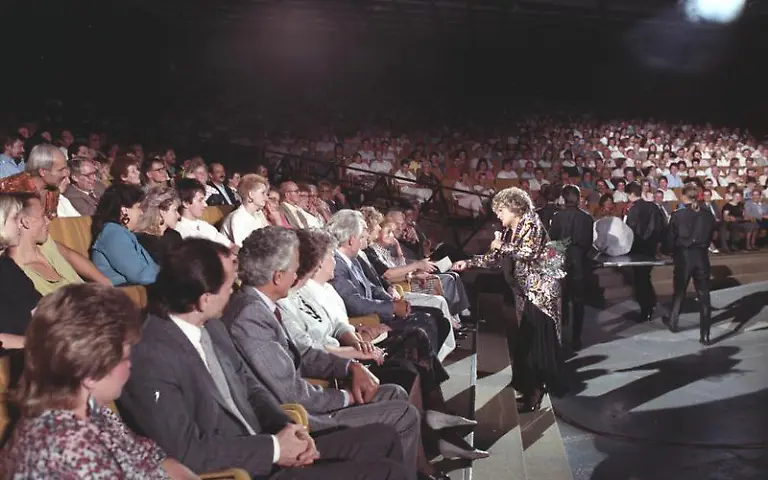 Bundesarchiv-Bild-183-1989-1101-414-Berlin-Helga-Hahnemann-im-Kessel-Buntes