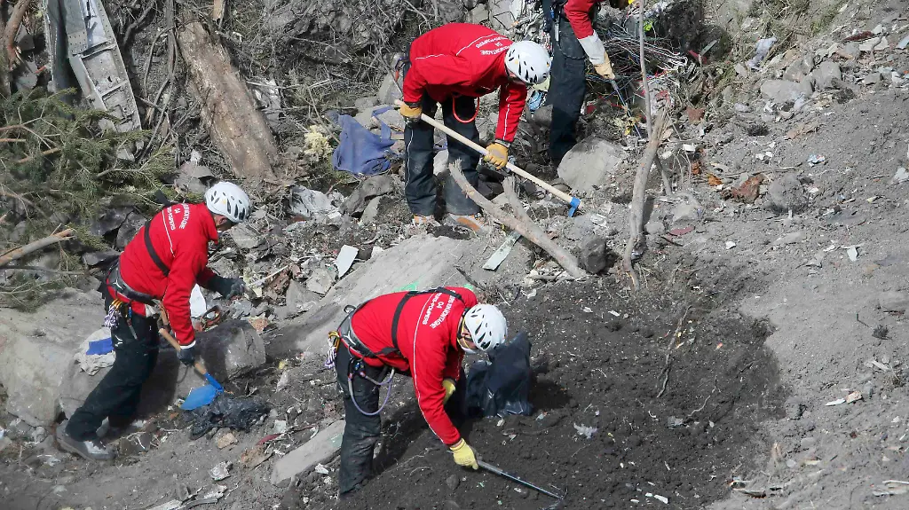 2015-03-29T114411Z-1652185477-LR2EB3T0WLCJI-RTRMADP-3-FRANCE-CRASH-JPG3149893111747738515