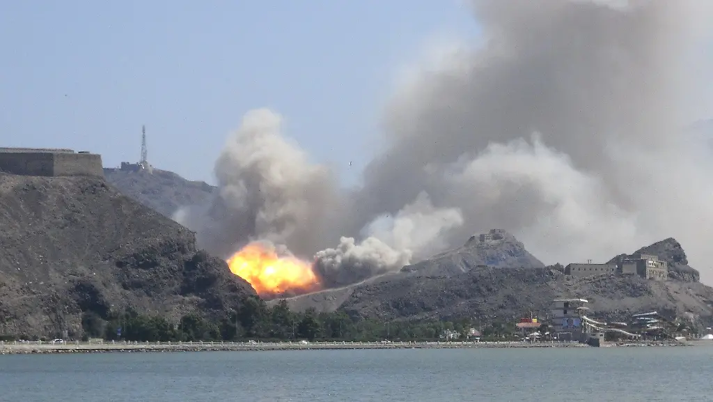 2015-03-28T134539Z-1007876443-GF10000041608-RTRMADP-3-YEMEN-SECURITY-EXPLOSIONS-JPG5711350840731498894