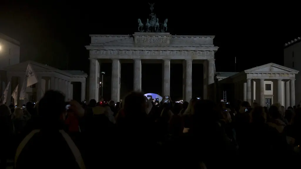 2015-03-28T200036Z-1355614739-GF10000042086-RTRMADP-3-GERMANY-EARTHHOUR-JPG5271053717853248957