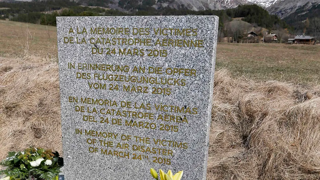 2015-03-27T154746Z-2073432706-PM1EB3R1AIR01-RTRMADP-3-FRANCE-CRASH-JPG6702592161285971877