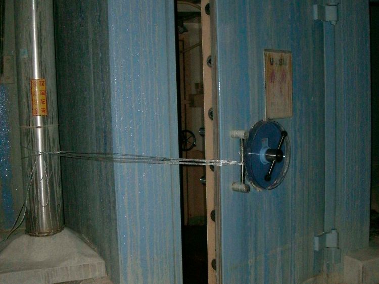 Tepco lässt die Sicherheitstüren am Reaktor 2 offen, um die hohe Luftfeuchtigkeit zu senken.
