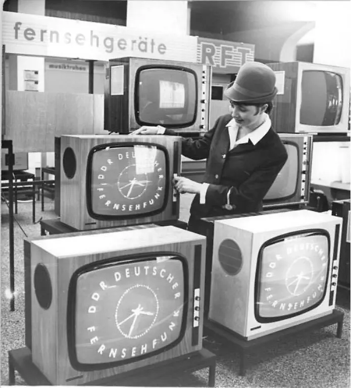 Bundesarchiv-Bild-183-G0301-0001-009-Leipzig-Messe-RFT-Sortiment-Fernseher1968