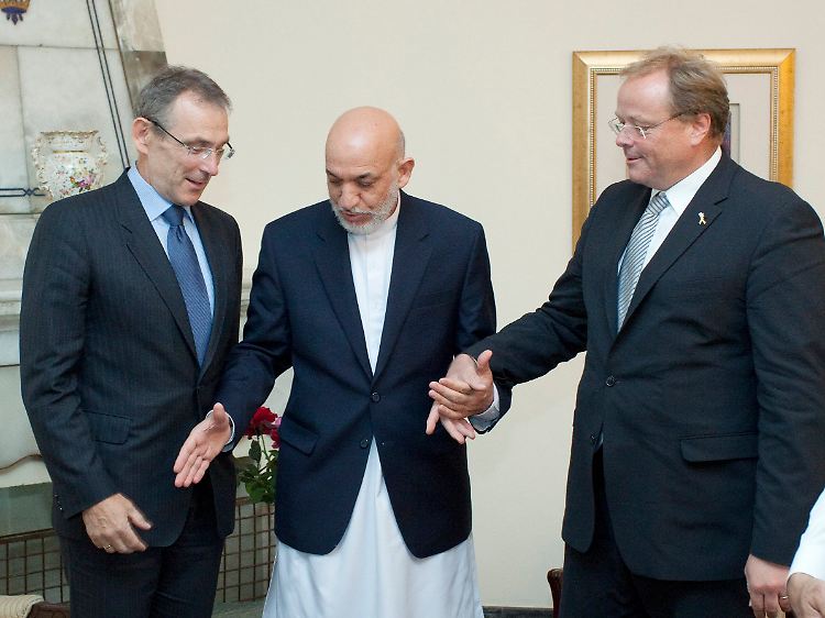 Bundesentwicklungsminister Niebel (r) und der lettische EU-Kommissar für Entwicklung, Piebalgs, hatten dieser Tage in Kabul mit Präsident Karsai (M) über Entwicklungshilfeprojekte gesprochen.