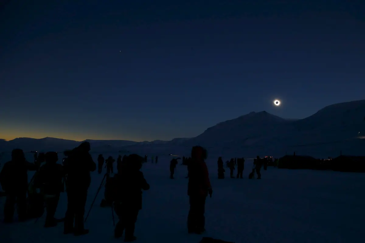 2015-03-20T105959Z-1555422997-GF10000032576-RTRMADP-3-SOLAR-ECLIPSE-JPG6615638504171013035