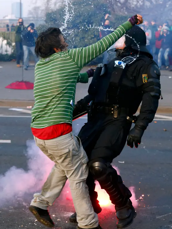 2015-03-18T074004Z-209425159-LR2EB3I0LAHJA-RTRMADP-3-GERMANY-ECB-PROTESTS-JPG8677975736626565087