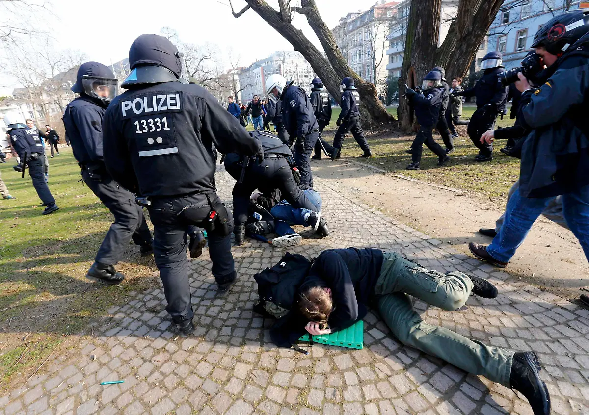 2015-03-18T084205Z-607205720-LR2EB3I0O5UKD-RTRMADP-3-GERMANY-ECB-PROTESTS-JPG3306206254911237283