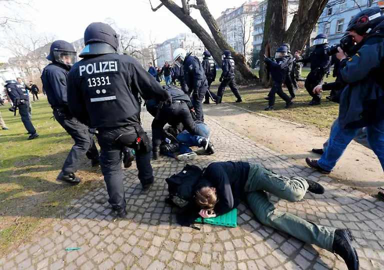 2015-03-18T084205Z-607205720-LR2EB3I0O5UKD-RTRMADP-3-GERMANY-ECB-PROTESTS-JPG3306206254911237283