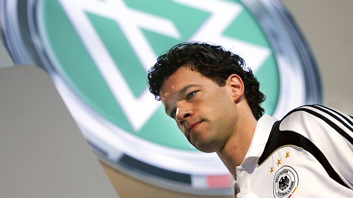 Er schmollt, giftet, wirft dem Bundestrainer Scheinheiligkeit vor und lehnt ein Abschiedsspiel als Farce ab: Michael Ballack.