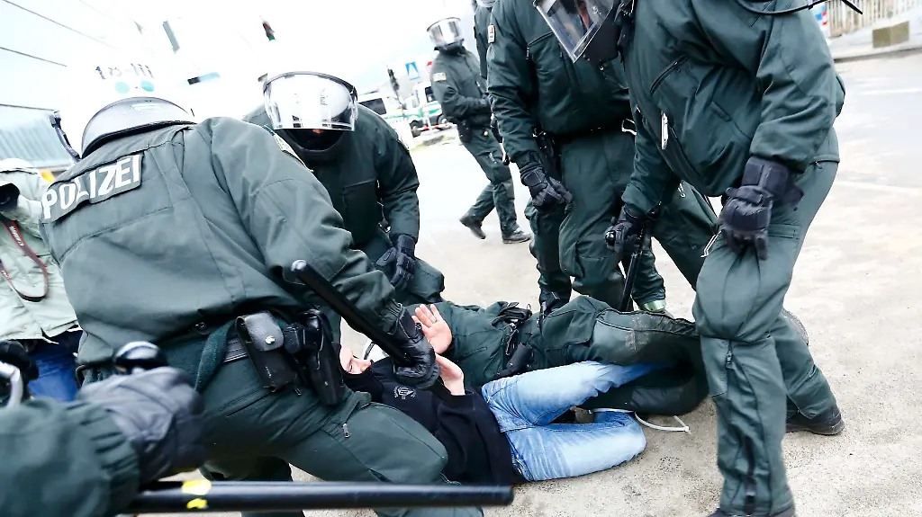 2015-03-14T161042Z-436746650-LR2EB3E18XKHG-RTRMADP-3-GERMANY-PROTEST-JPG6194039064220162759