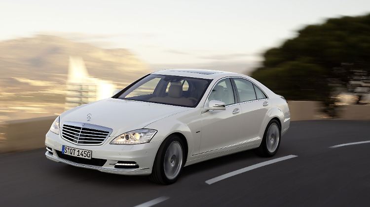 Umweltbewusste Konzernlenker lassen sich etwa in der Hybrid-S-Klasse von Mercedes fahren.