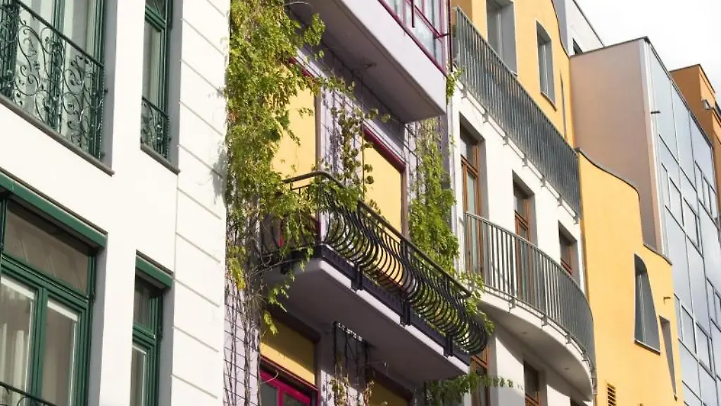 Eine-Eigentuemergemeinschaft-muss-eine-Legionellenuntersuchung-durchfuehren-sobald-es-einen-Mieter-im-Haus-gibt