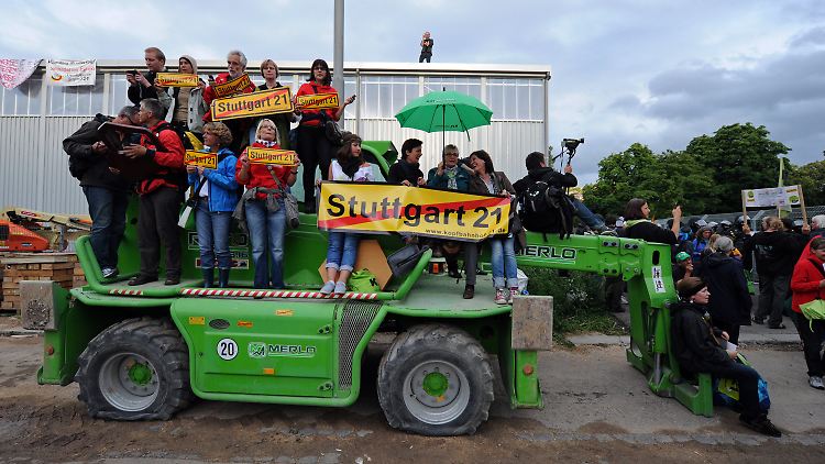 Demonstranten auf Baufahrzeug: Aktivisten stürmten das Baugelände.