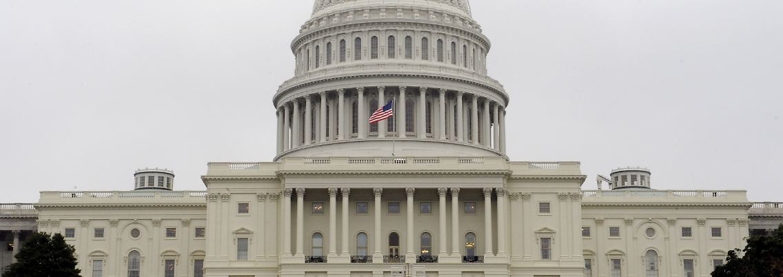 Der Schuldenstreit zwischen Demokraten und Republikanern lähmt die US-Regierung und ruft den IWF auf den Plan.