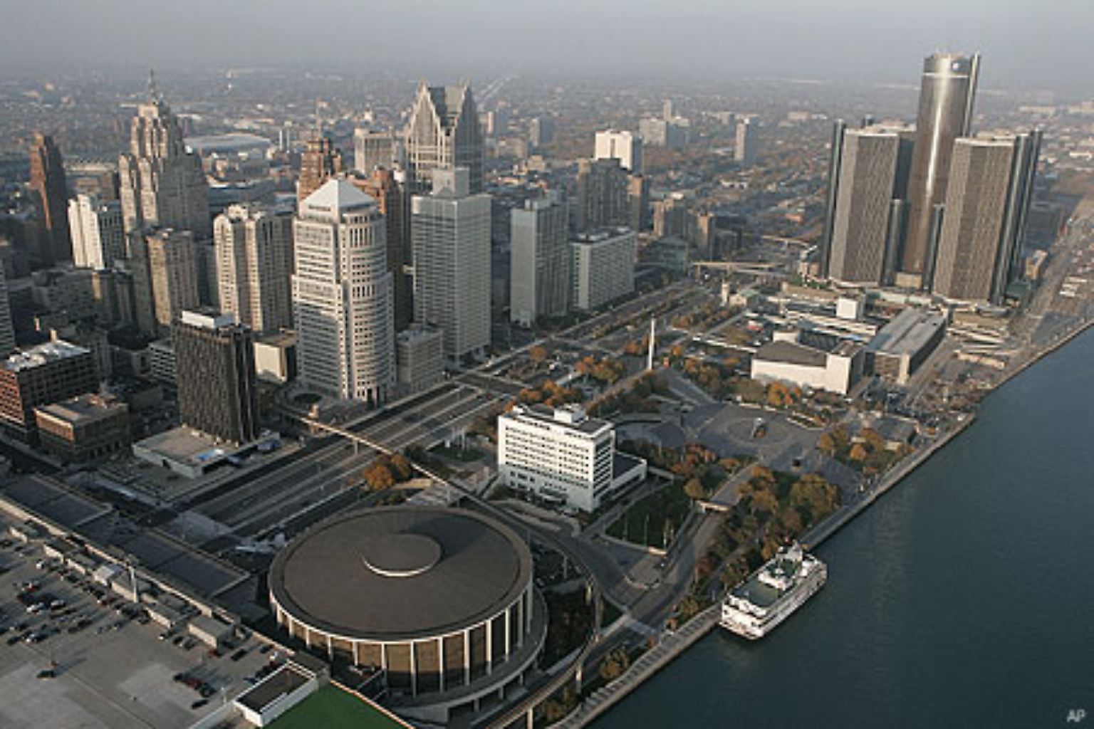Das Herz der amerikanischen Automobilindustrie schlägt in Detroit im US-Bundesstaat Michigan. Die Stadt liegt an den großen Seen im Norden der USA, in Sichtweite der kanadischen Grenze.
