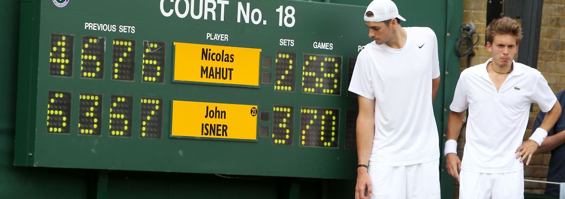Isner (l.) und Mahut bei ihrem letzten Aufeinandertreffen in Wimbledon.