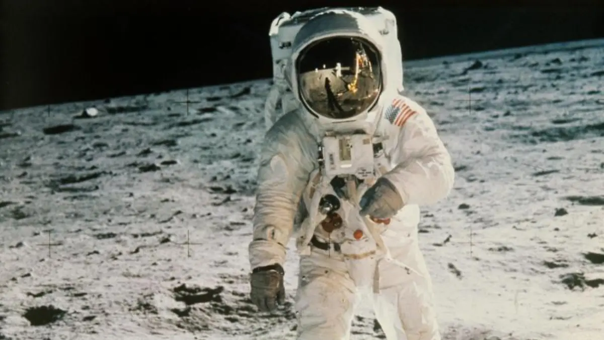 Bewegender-Moment-US-Astronaut-Edwin-Aldrin-wird-von-seinem-Kollegen-Neil-Armstrong-im-verspiegelten-Visier-zu-erkennen-bei-seinen-ersten-Schritten-auf-dem-Mond-fotografiert-Das-Zitat-Armstrongs-gibt-es-nun-als-Klingelton