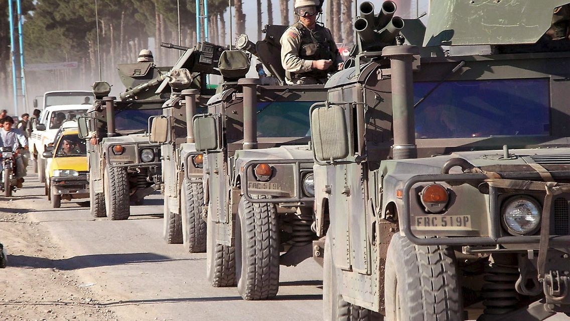 US-Soldaten patroullieren mit ihren Militärfahrzeugen durch eine Straße von Herat.