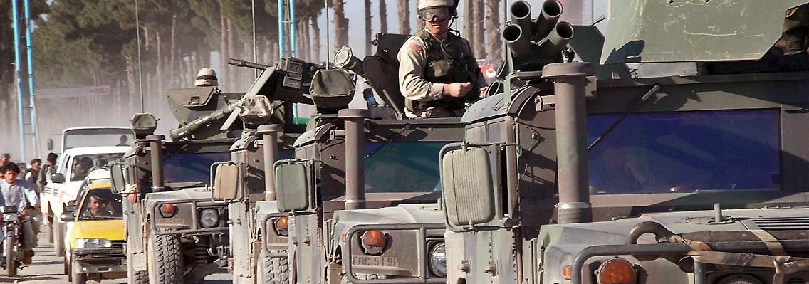 US-Soldaten patroullieren mit ihren Militärfahrzeugen durch eine Straße von Herat.