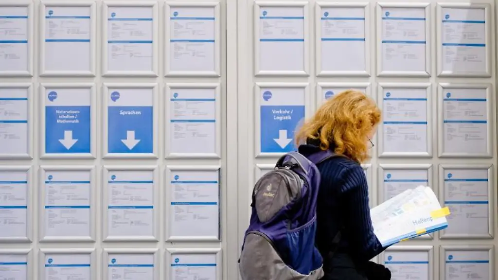 Laut-einer-Rangliste-des-Bundesinstituts-fuer-Berufsbildung-entschieden-sich-junge-Frauen-2014-am-haeufigsten-fuer-eine-Ausbildung-zur-Kauffrau-fuer-Bueromanagement