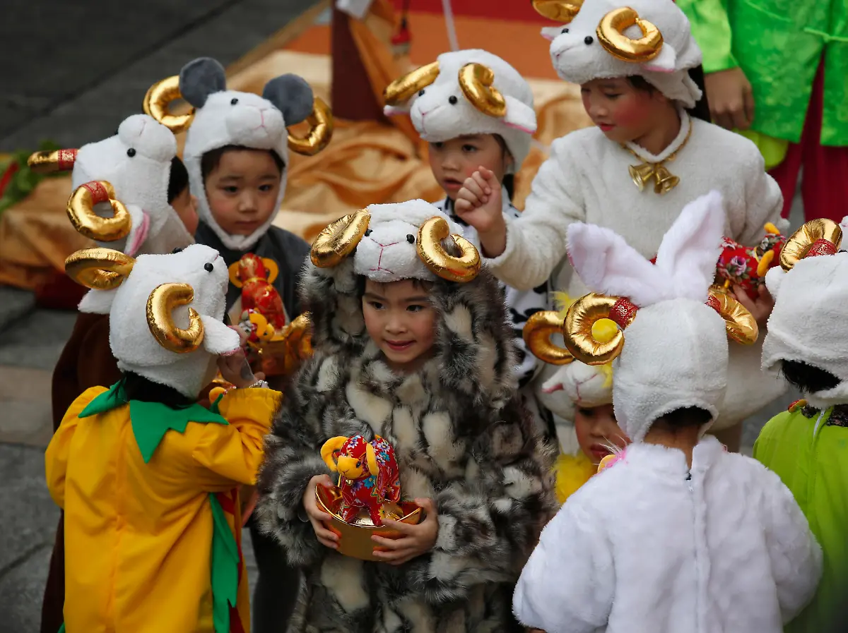 2015-02-23T075109Z-639239141-GM1EB2N17WJ01-RTRMADP-3-HONGKONG-CULTURE-JPG3173845800987092978