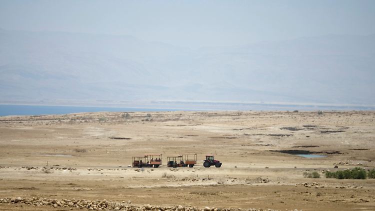 Die Israelis wissen schon jetzt das teure Nass zu schätzen: Besucher am Toten Meer auf Boden, der mal wasserbedeckt war.