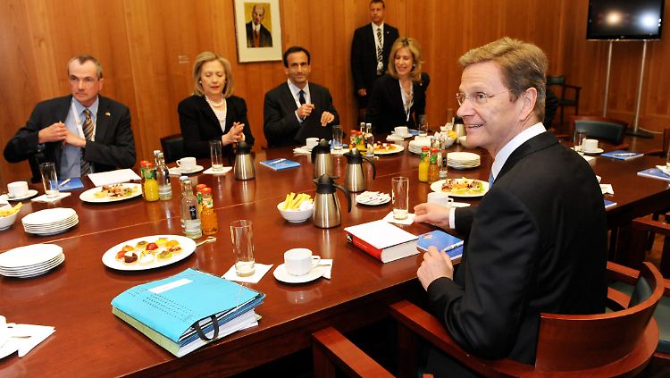 Erntete viel Kritik für sein Nein zum Libyen-Einsatz: Westerwelle bei der EU-Außenministerkonferenz.