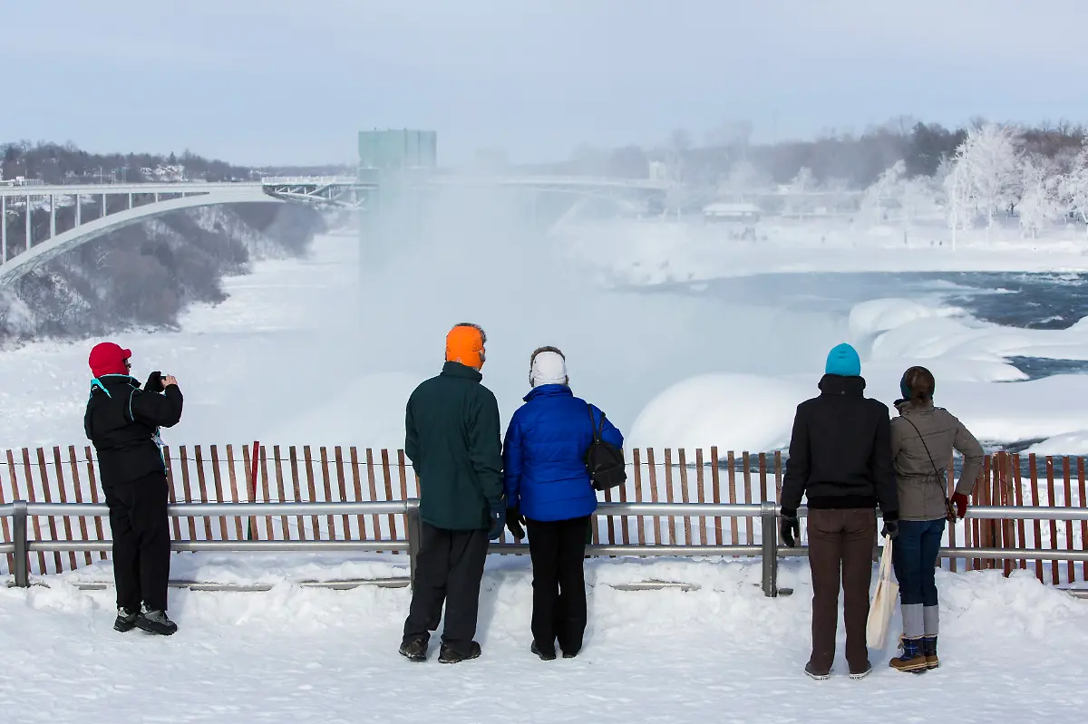 2015-02-18T151654Z-1764432886-TM3EB2H1GFI01-RTRMADP-3-USA-NIAGARAFALLS-JPG7306642488106408649