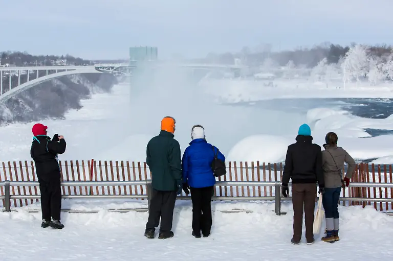 2015-02-18T151654Z-1764432886-TM3EB2H1GFI01-RTRMADP-3-USA-NIAGARAFALLS-JPG7306642488106408649