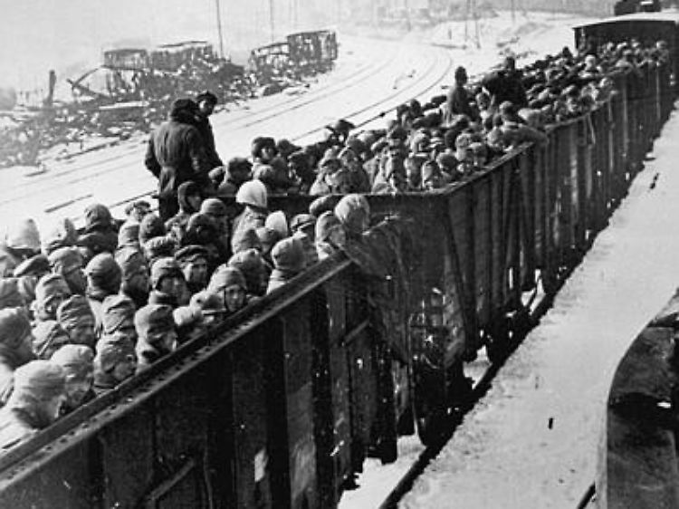 Russische Kriegsgefangene 1941 auf dem Weg in ein Lager.