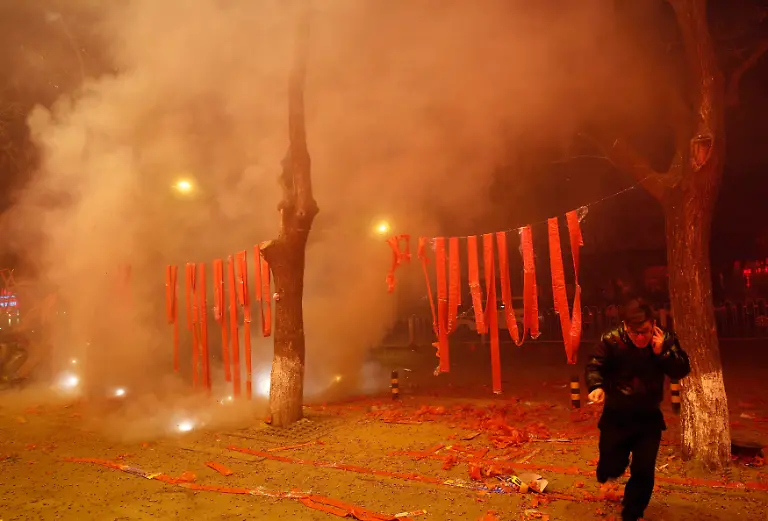 2015-02-18T173615Z-221018947-GM1EB2J04CK01-RTRMADP-3-CHINA-NEWYEAR-JPG2943219859685435979