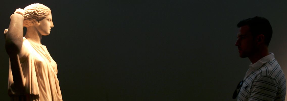 Artemis ist die griechische Göttin der Jagd, der Fruchtbarkeit und des Mondes. Die Göttin hat grausame und schützende Aspekte. Immer aber ist sie streng ...