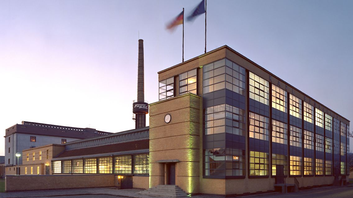 Die von Bauhaus-Gründer Gropius entworfene Schuhleisten-Fabrik gilt in ihrer klaren Architektur als Schlüsselbau der Moderne.