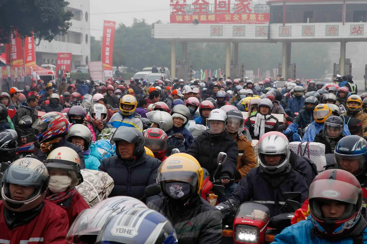 2015-02-13T032720Z-483986000-GM1EB2D0VNN01-RTRMADP-3-CHINA-TRAVEL-RUSH-JPG5971619642933020421