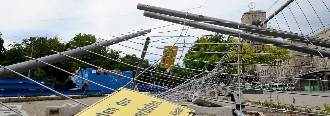 Umgestürzte Bauzäune künden noch von den Ausschreitungen.