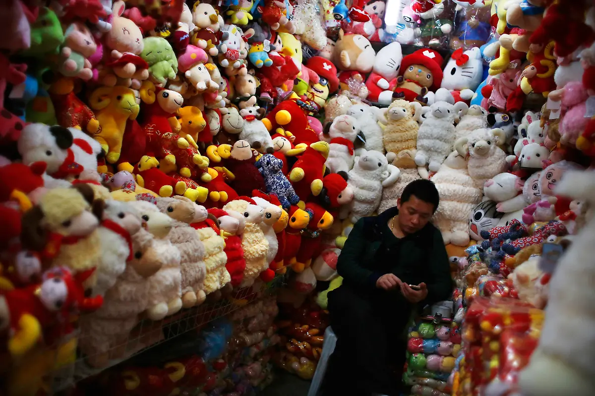 2015-02-12T103822Z-1634135721-GM1EB2C1FNL01-RTRMADP-3-CHINA-SOCIETY-JPG1026415905510727259