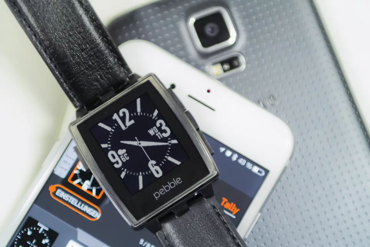 Die-Pebble-Steel-kann-mit-iOS-und-Android