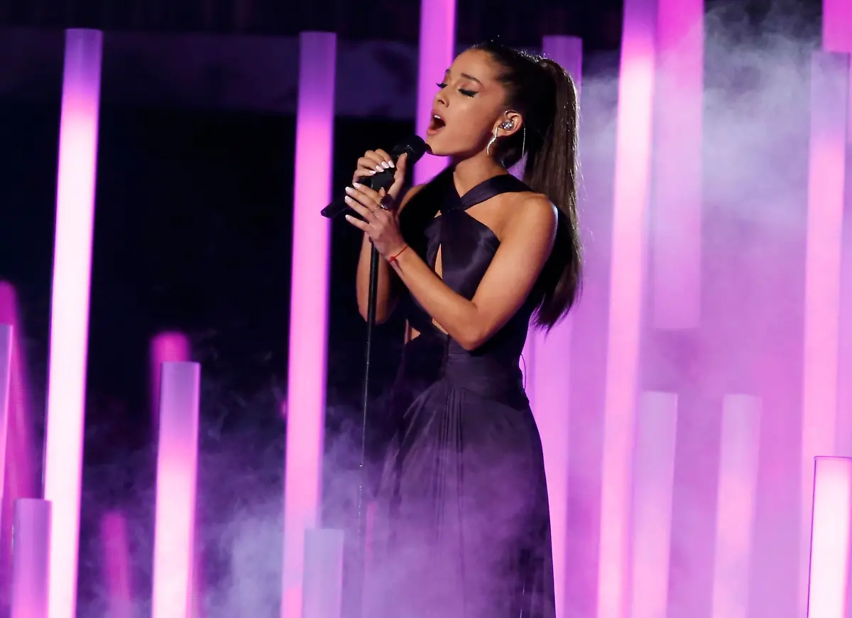 2015-02-09T012911Z-152413644-TB3EB29044CLV-RTRMADP-3-AWARDS-GRAMMYS-JPG8144539927348174983