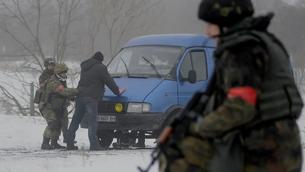 2015-01-28T164557Z-959166693-GM1EB1T021O01-RTRMADP-3-UKRAINE-CRISIS-RUSSIA-SHELLING-JPG2204825464881923316