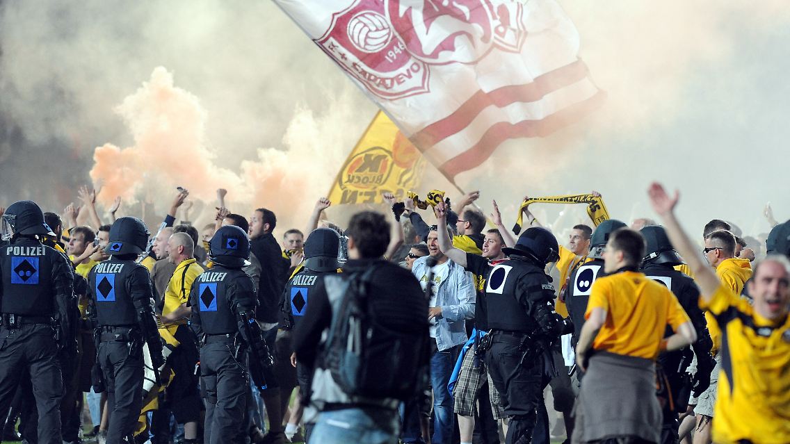 Nach dem Relegationsspiel stürmten Dynamo-Fans in Osnabrück den Platz.