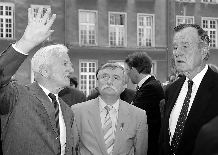 3ngc0405-jpg6676863725114446712