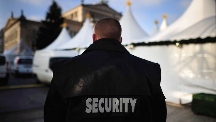 Auch ein Wachschutzmann muss wissen, wie lange er arbeiten muss.