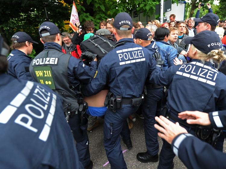 Seit mehr als einem Jahr gibt es in Stuttgart heftige Proteste gegen den mit 4,1 Milliarden Euro veranschlagten Bahnhofsumbau.