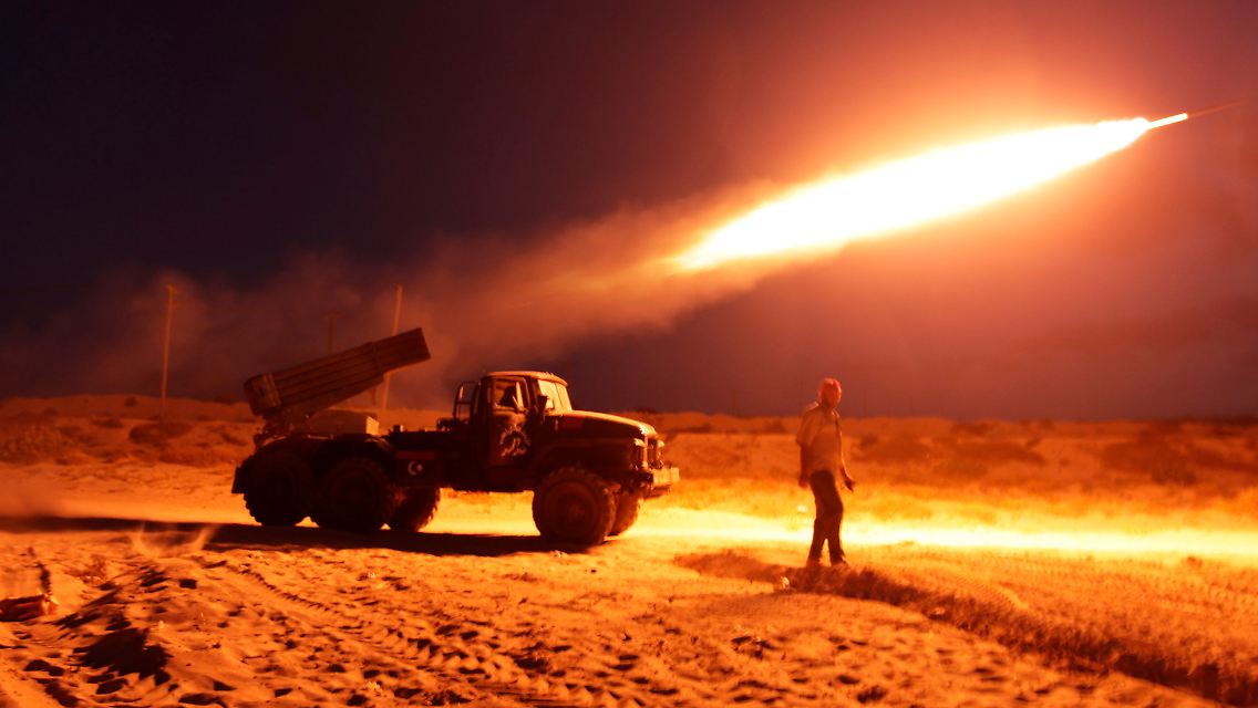 Rebellen feuern an der Front um Misrata eine Grad-Rakete ab.