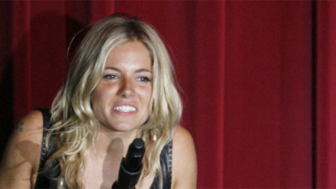 P.S.: Die "Sun" will erfahren haben, dass Balthazar Getty doch lieber bei Sienna Miller bleibt. Wir halten Sie auf dem Laufenden. (Fotos: AP / rts)